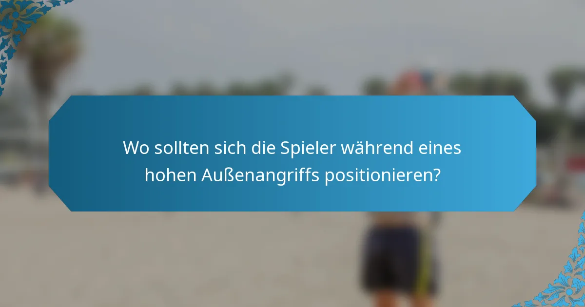 Wo sollten sich die Spieler während eines hohen Außenangriffs positionieren?